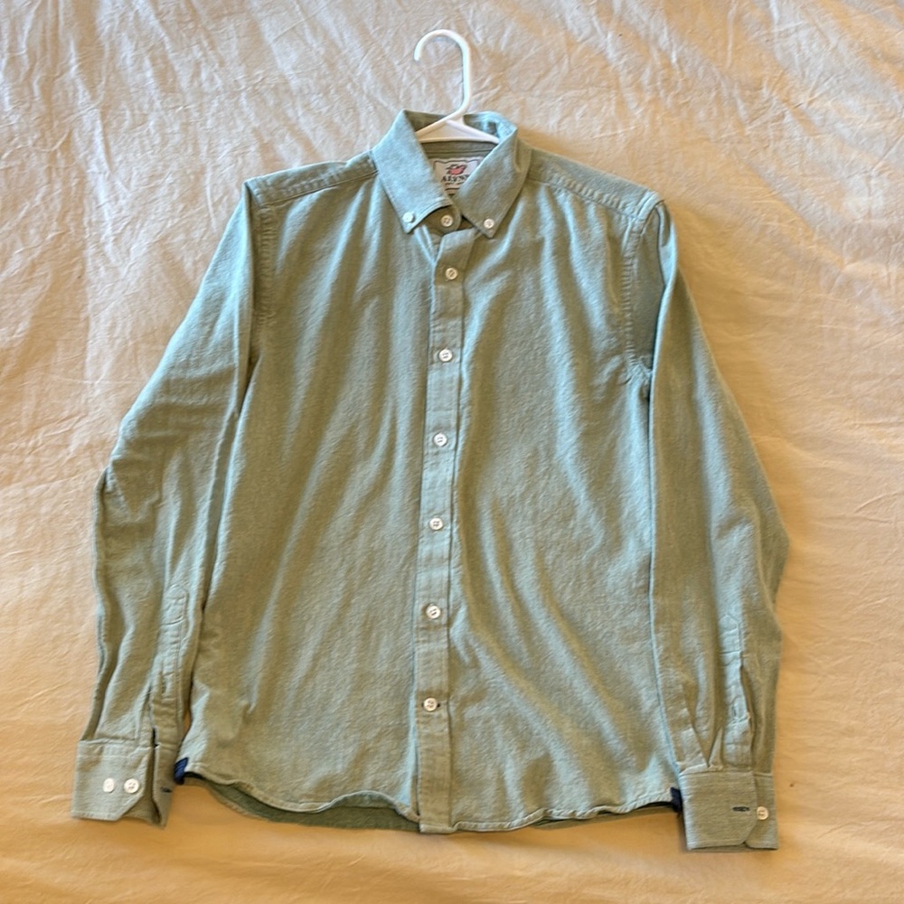 Men’s casual no tuck button up size small slim fit